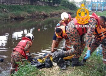 ANGGOTA bomba mengangkat mayat lelaki yang lemas di kawasan sungai berdekatan Flat Permai Indah, Pandamaran Jaya, Klang, Selangor.