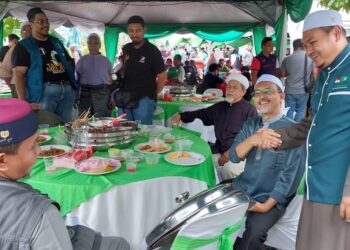 MUHAMMAD FAWWAZ Mat Jan (kanan) beramah mesra dengan tetamu yang hadir pada majlis Kenduri Rakyat bagi meraikan kemenangan PN di Permatang Pauh di Kubang Semang, Pulau Pinang hari ini.