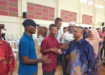 SAARANI Mohamad (kanan) bersalaman dengan orang ramai pada majlis penerangan khas di Lenggong hari ini. - UTUSAN/ASLIZA MUSA