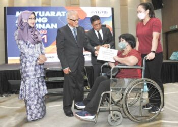 PENGARAH Pendidikan Negeri, Sabah Datuk Tah Nia Jaman (kiri) bersama Pengerusi YGMB, Aminudin Adam (dua dari kiri) dan Wan Munadi Wan Mamat bergambar bersama penerima sumbangan Khas Ziarah Kasih, Irene Justine pada Mesyuarat Agung Tahunan Kali Ke-28 YGMB di Kota Kinabalu, Sabah.
