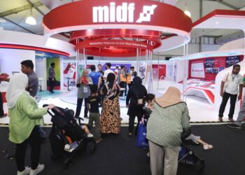 ORANG ramai tidak melepaskan peluang mengunjungi booth pameran MIDF sempena MSAM 2022 yang diadakan di Kawasan Lapang Pantai Batu 1, Port Dickson hari ini-UTUSAN/MOHD. SHAHJEHAN MAAMIN.