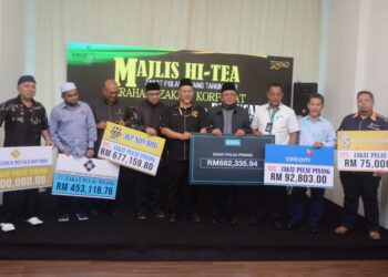 ROSLAN Ahmad (tengah) bersama Amran Hazali (empat dari kanan) bersama wakil syarikat koperasi dan korporat yang menyumbang zakat pada Majlis Serahan Zakat ZPP di George Town, Pulau Pinang hari ini.

Pix: IQBAL HAMDAN