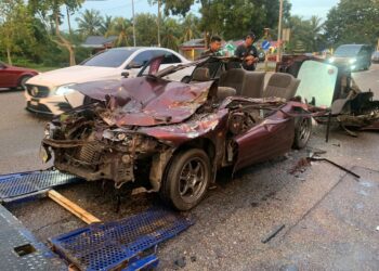 KEADAAN kereta Proton Wira dipandu Maizatul Mad. Said yang remuk selepas merempuh sebuah lori 25 tan dalam kejadian di Lebuh AMJ berhampiran Kandang, Melaka.