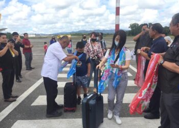 SELEPAS dua tahun tidak menawarkan penerbangan ke Kuantan, syarikat penerbangan tambang rendah dari Singapura, Scoot kembali menawarkan perkhidmatan itu di Lapangan Terbang Sultan Ahmad Shah di Kuantan, Pahang. - UTUSAN/DIANA SURYA ABD WAHAB