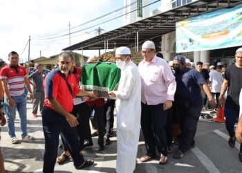 JENAZAH Mohd. Hashim Mustapa diusung untuk dikebumikan di Tanah Perkuburan Islam Chapi, Kampung Baung Bayam, Kota Bharu, Kelantan. - UTUSAN/KAMARUL BISMI KAMARULZAMAN