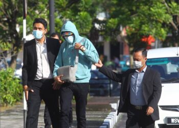 MOHD. Rizuan Mohd. (tengah) dibawa ke Mahkamah Sesyen Seremban hari ini bagi didakwa atas pertuduhan meminta suapan RM3,000 sebagai dorongan bagi mendapatkan kelulusan permohonan pelan ubah suai rumah. - UTUSAN/NOR SHAFAWATI YUP
