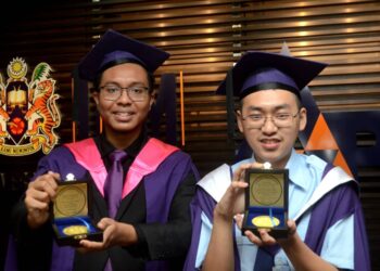 OOI IVAN  (kanan) dan Arief Ferdaus Azmi menunjukkan pingat emas masing-masing dalam sidang akhbar sempena Upacara Konvokesyen Ke-60 USM, di Bangunan Canselori USM, Pulau Pinang hari ini.

Pix IQBAL HAMDAN