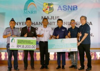 NAIB Presiden Kanan dan Ketua Pegawai Strategik Kumpulan MNRB, Rizal Mohd Zin (kanan) menyerahkan sumbangan kepada Timbalan Pengarah Pendidikan Negeri Sembilan, Misri Mistama (tiga dari kiri) sambil disaksikan Naib Presiden dan Ketua Pegawai Kewangan Kumpulan PNB, Datuk Mohd. Nizam Zainordin (tiga dari kanan) di SK Chuah, Port Dickson.