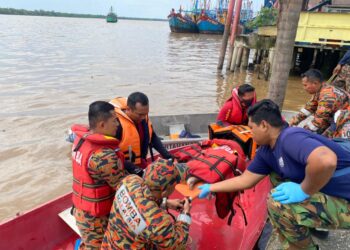 ANGGOTA bomba mengangkat mayat kanak-kanak Rohingya yang mati lemas selepas terjatuh dari jeti dekat pelantar ikan di Hutan Melintang, Bagan Datuk semalam dan dijumpai hari ini. - UTUSAN/JBPM