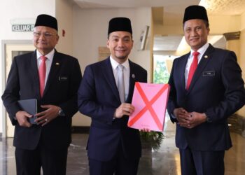 ONN HAFIZ GHAZI (dua kiri) menunjukkan dokumen Belanjawan Johor 2023 sebelum membentangkannya dalam Dewan Undangan Negeri (DUN) Johor di Kota Iskandar, Johor.
