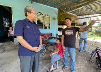 WAN Mohamad Naim Wan Fadzilah (kanan) menerima kunjungan Ku Abdul Rahman Ku Ismail di rumahnya di Kampung Belukar, Changlun, Kubang Pasu. -UTUSAN/JAMLIAH ABDULLAH