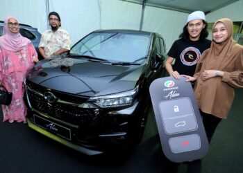 AFZATUL Marwa Ahmad (kanan) bersama suaminya, Muhamad Saddam Rafsan Ramli serta ahli keluarganya bergambar dengan hadiah sebuah Perodua Alza yang dimenanginya bersempena penganjuran MSAM 2022 di Kawasan Lapang, Pantai Batu 1, Port Dickson malam semalam.-UTUSAN/MOHD. SHAHJEHAN MAAMIN.