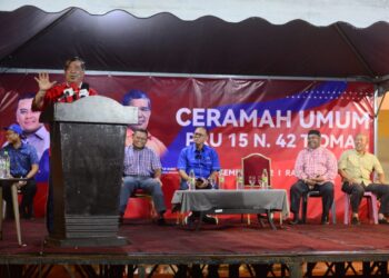 MOHAMAD Sabu ketika berucap pada ceramah umum Pilihan Raya Umum Ke-15 (PRU15) Dewan Undangan Negeri (DUN) Tioman di kawasan parkir pasar besar Rompin di Rompin, Pahang. - UTUSAN/SHAIKH AHMAD RAZIF