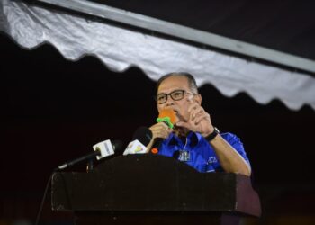 WAN Rosdy Wan Ismail ketika berucap pada ceramah umum PRU15 DUN Tioman di kawasan parkir pasar besar Rompin di Rompin, Pahang. - UTUSAN/SHAIKH AHMAD RAZIF