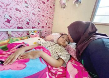 NOOR Shahirah Mohd. Fuzi memberi sepenuh perhatian kepada Nur Umairah Abdul Rahman yang kini terlantar akibat kanser otak di Kampung Banggol Senu, Tobiar, Pendang. – UTUSAN/JAMLIAH ABDULLAH