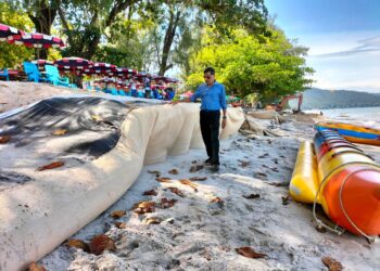 N. V. SUBBAROW menunjukkan beg-beg pasir di sepanjang pesisir pantai awam berhampiran sebuah hotel terkenal di Batu Ferringhi, Pulau Pinang yang runtuh akibat dibadai ombak.