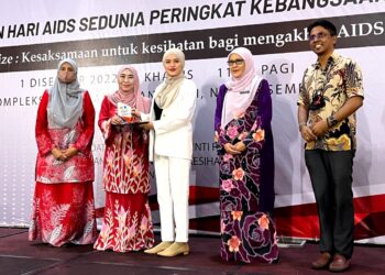 NORHAYATI Rusli (dua dari kiri) menyerahkan anugerah Duta Hari AIDS Sedunia Peringkat Kebangsaan 2022 kepada Dr. Fatin Liyana Asri sempena Sambutan Hari AIDS Sedunia Peringkat Kebangsaan di Seremban hari ini. UTUSAN/ZAKKINA WATI AHMAD TARMIZI.