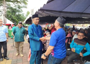 TAKIYUDDIN Hassan (kanan) bersalaman dengan tetamu yang hadir ke Majlis Jamuan Kesyukuran Parlimen Kota Bharu di Dataran Masjid Muhammadi, Kota Bharu, Kelantan hari ini.-UTUSAN/MUSTAQIM MOHAMED