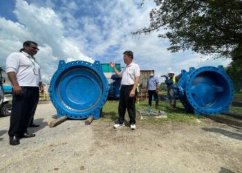 CHOW Kon Yeow (kanan) melihat injap yang akan diganti di Loji Rawatan Air Sungai Dua, di Butterworth, Pulau Pinang hari ini.  - Pix SITI NUR MAS ERAH AMRAN