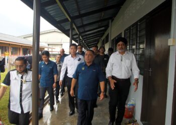 SAARANI Mohamad membuat lawatan kerja ke tapak projek perintis Penginapan Pekerja Berpusat (CLQ) di Asrama Murni dekat Jelapang, di sini, semalam