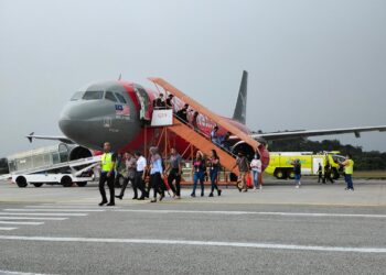 PENERBANGAN sulung MYAirline yang menggunakan pesawat Airbus A320 dengan membawa 180 penumpang tiba di LTAL, Langkawi. - UTUSAN/NUR AMALINA AZMAN