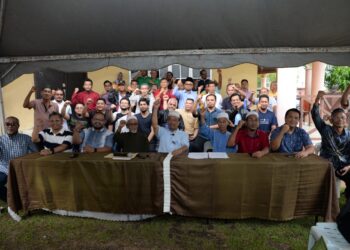 PHAHROLRAZI Mohd. Zawawi (duduk, tengah) dalam sidang akhbar bagi mengumumkan seramai 206 ahli Amanah yang keluar parti itu di Alor Setar, hari ini. -UTUSAN/MOHD. RAFIE AZIMI