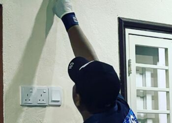 POLIS memeriksa kesan tembakan di kediaman Dj Aki di Seri Aman Heights, Desa Jaya di sini awal pagi tadi.