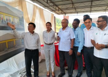 CHOW Kon Yeow ketika merasmikan majlis pecah tanah bangunan penyimpanan mayat kaum India di Padang Tembak, Air Itam, Pulau Pinang hari ini.