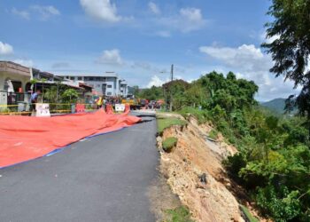 Runtuhan cerun di Taman Bukit Berlian, Seremban kini diisytiharkan sebagai kawasan bencana.-GAMBAR IHSAN MBS
