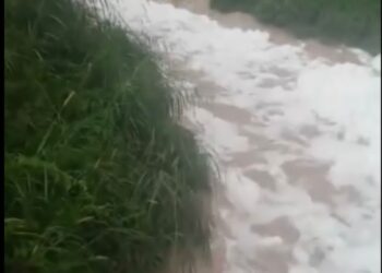 KEADAAN Sungai Batang Benar, Negeri Sembilan yang berbuih dan berbau sabun itu.