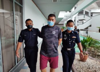 TERTUDUH diiring keluar anggota polis selepas dituduh di Mahkamah Majistret, Ayer Keroh, Melaka atas pertuduhan mengedar dadah jenis syabu.