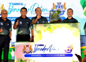 MOHD. Jafni Mohd. Syukor (tengah) menunjukkan tanda bagus pada Majlis Penyampaian Hadiah Utama Pendidikan Kelestarian Iskandar Puteri Rendah Karbon (IPRK) di Sunway Bix Box, Iskandar Puteri disini. -UTUSAN/RAJA JAAFAR ALI