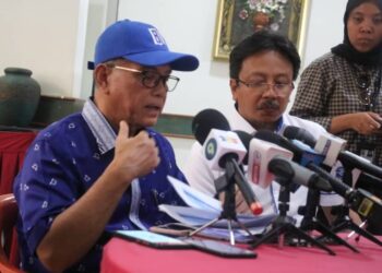 WAN ROSDY Wan Ismail (kiri) dalam sidang akhbar selepas menghadiri Majlis Penerangan Isu Air Bersih di Tanjung Gemok di Rompin, Pahang.