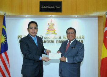 NOR Fuad (kiri) menerima watikah pelantikan daripada Haris.-UTUSAN/ABDUL RAZAK IDRIS