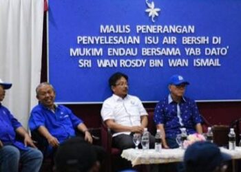 WAN ROSDY Wan Ismail (kanan) hadir Majlis Penerangan Isu Air Bersih di Tanjung Gemok di Rompin, Pahang.