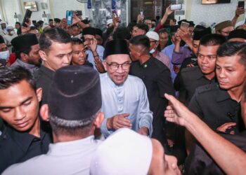 ANWAR Ibrahim bersalam dengan jemaah selepas solat Jumaat di Masjid Muhammad Al-Fateh, Taman Jati di Ipoh hari ini. - UTUSAN