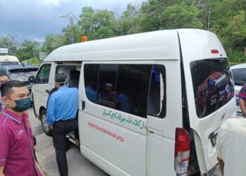 KEADAAN sebuah van jenazah milik Hospital Melaka yang terlibat kemalangan di Lebuh Ayer Keroh menghala Plaza Tol Ayer Keroh, Melaka.