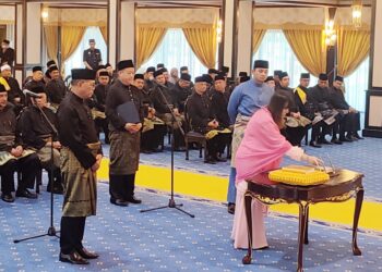 LEONG Yu Man menandatangani surat pelantikan sebagai Exco di hadapan Pemangku Raja Pahang, Tengku Hassanal Ibrahim Alam Shah Al-Sultan Abdullah Ri'ayatuddin Al-Mustafa Billah di Balairung Seri Istana Abu Bakar, Pekan, Pahang.