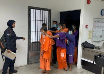 KESEMUA supek kes rogol gadis bawah umur dibawa untuk mendapatkan perintah reman di Mahkamah Kota Bharu, Kelantan hari ini.