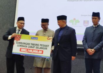 SYED Anwar (dua dari kanan) dan Sha'ari (dua dari kiri) bergambar dengan wakil penerima 
pada majlis penyampaian sumbangan zakat kepada Tabung Kebajikan Pesakit Hospital di Hospital Al-Sultan Abdullah UiTM Puncak Alam hari ini.
-UTUSAN/ABDUL RAZAK IDRIS