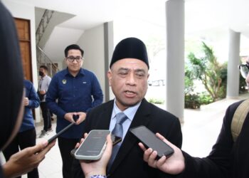 SAARANI Mohamad bercakap kepada pemberita selepas  Istiadat Konvokesyen USAS ke-15 di Dewan Jubli Perak di Kuala Kangsar hari ini. - UTUSAN/MUHAMAD NAZREEN SYAH MUSTHAFA