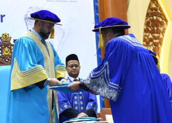 TUNKU ISMAIL SULTAN IBRAHIM menerima watikah pelantikan sebagai Canselor UTHM yang baharu daripada Pengerusi Lembaga Pengarah UTHM, Datuk Seri Ibrahim Ahmad (kanan) sempena Istiadat Konvokesyen Ke-22 Universiti Tun Hussein (UTHM) di Batu Pahat.