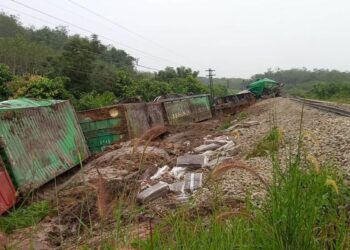 TREN terbalik berhampiran Stesen Kereta Api Klong Ngea, Sadao, Thailand.