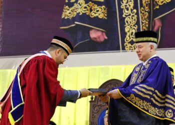 SULTAN Nazrin Muizzuddin Shah menyampaikan Anugerah Tuanku Cancelor kepada Wan Mohamad Afiq Wan Aris Fathillah pada Istiadat Konvokesyen USAS ke-15 di Dewan Jubli Perak di Kuala Kangsar hari ini. - UTUSAN/MUHAMAD NAZREEN SYAH MUSTHAFA