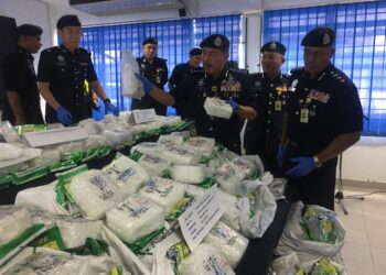 MUHAMMAD Zaki Harun (dua kanan) bersama pegawai menunjukkan bungkusan syabu semasa sidang akhbar di IPD Kuala Krai, Kelantan hari ini.-UTUSAN/ROSMIZAN RESDI