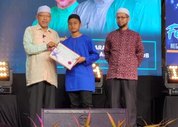 AHMAD Yakob (kiri) ketika menyampaikan anugerah kecemerlangan sempena Festival Islam dan Prestasi Kecemerlangan di Balai Islam Lundang, Kota Bharu, Kelantan. UTUSAN/MUSTAQIM MOHAMED