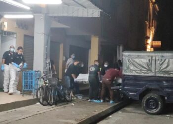 ANGGOTA polis membawa keluar salah satu mayat mangsa di percayai dibunuh dalam kejadian di Pusat Komersial Oakland, Seremban, petang tadi.