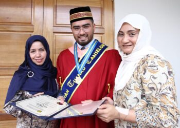 WAN Afiq Wan Aris Fathillah (tengah) bersama ibu,  Azizah Azizi (kiri) dan kakak, Wan Farina selepas  menerima Anugerah Tuanku Canselor pada Istiadat  Konvokesyen USAS ke-15 di Dewan Jubli Perak di Kuala Kangsar hari ini. - UTUSAN/MUHAMAD NAZREEN SYAH MUSTHAFA