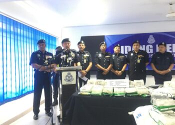 MUHAMAD Zaki Harun (depan) semasa sidang media di IPD Kuala Krai, Kelantan hari ini.-UTUSAN/ROSMIZAN RESDI