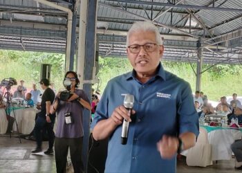 HAMZAH Zainuddin berucap pada majlis kesyukuran Parlimen Larut di Dewan Terbuka Tapak Bazar Ramadan di Selama hari ini. - UTUSAN/WAT KAMAL ABAS